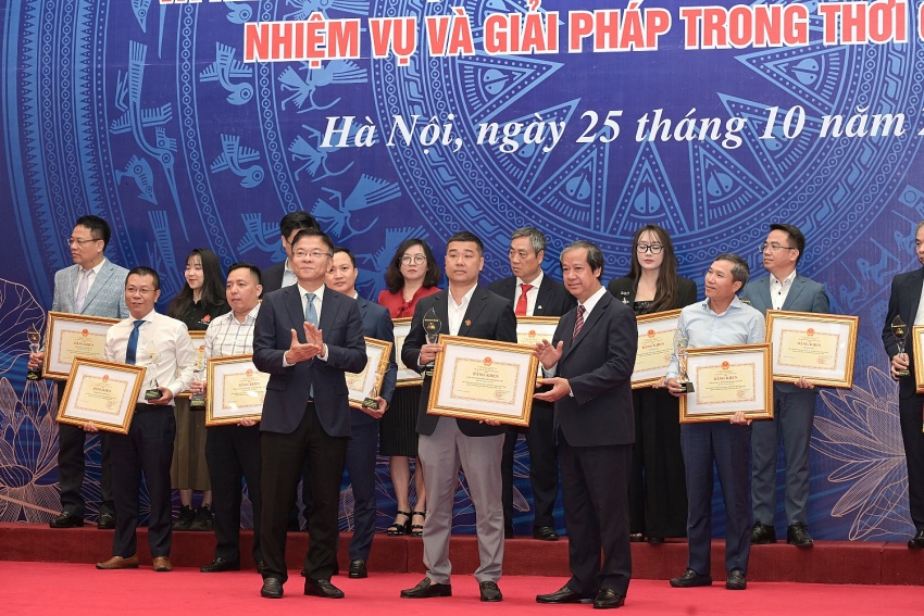 Petrovietnam vinh dự được nhận Bằng khen trong công tác xã hội hóa, vì sự nghiệp ngành Giáo dục Petrovietnam và nhiều đơn vị thành viên được nhận Bằng khen trong công tác xã hội hóa, vì sự nghiệp giáo dục