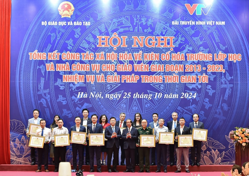 Petrovietnam vinh dự được nhận Bằng khen trong công tác xã hội hóa, vì sự nghiệp ngành Giáo dục Petrovietnam và nhiều đơn vị thành viên được nhận Bằng khen trong công tác xã hội hóa, vì sự nghiệp giáo dục