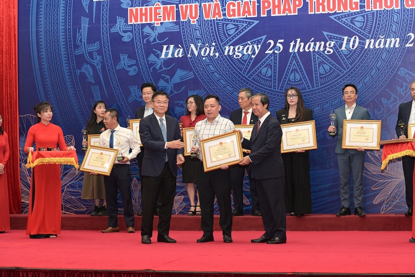 Petrovietnam vinh dự được nhận Bằng khen trong công tác xã hội hóa, vì sự nghiệp ngành Giáo dục Petrovietnam và nhiều đơn vị thành viên được nhận Bằng khen trong công tác xã hội hóa, vì sự nghiệp giáo dục