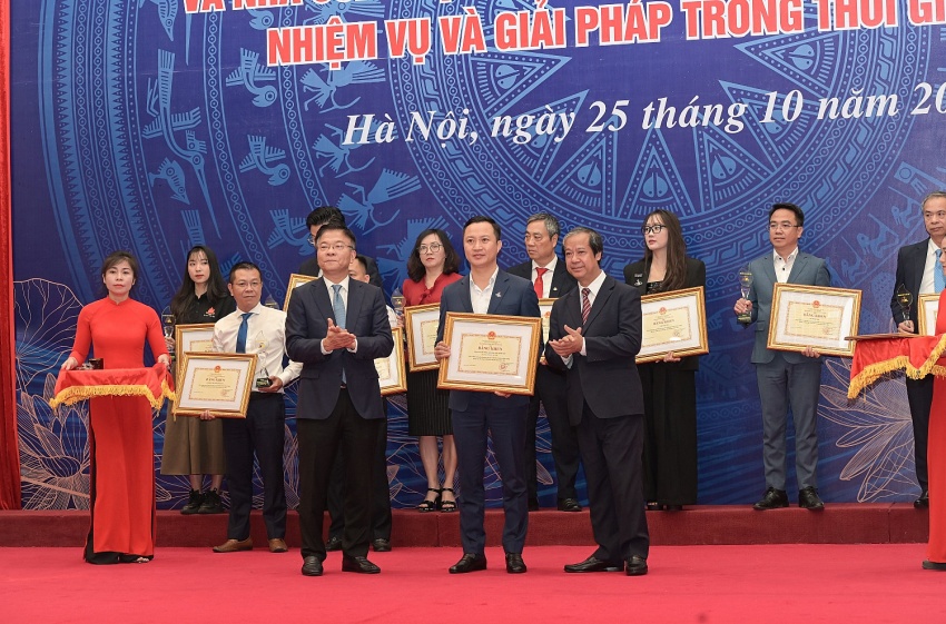 Petrovietnam vinh dự được nhận Bằng khen trong công tác xã hội hóa, vì sự nghiệp ngành Giáo dục Petrovietnam và nhiều đơn vị thành viên được nhận Bằng khen trong công tác xã hội hóa, vì sự nghiệp giáo dục