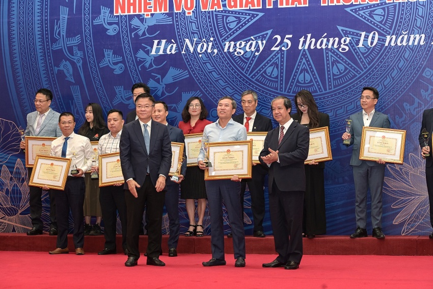 Petrovietnam vinh dự được nhận Bằng khen trong công tác xã hội hóa, vì sự nghiệp ngành Giáo dục Petrovietnam và nhiều đơn vị thành viên được nhận Bằng khen trong công tác xã hội hóa, vì sự nghiệp giáo dục