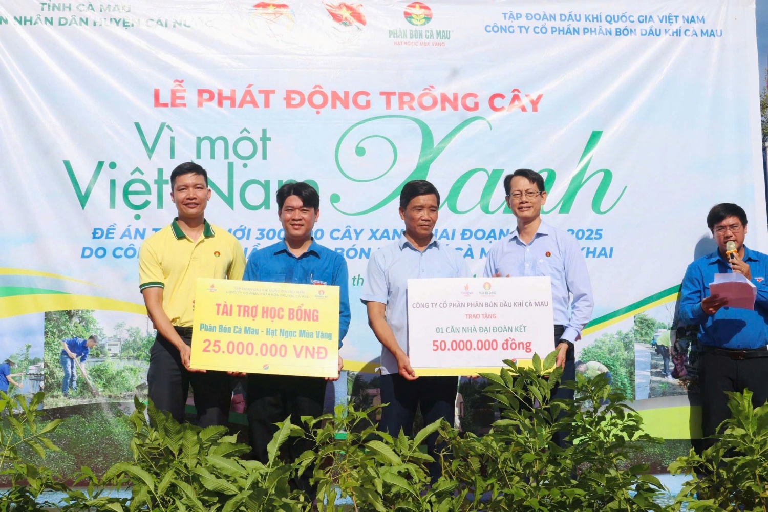 PVCFC thực hiện chuỗi hoạt động an sinh xã hội tại huyện Cái Nước (Cà Mau) PVCFC thực hiện chuỗi hoạt động an sinh xã hội tại huyện Cái Nước (Cà Mau)