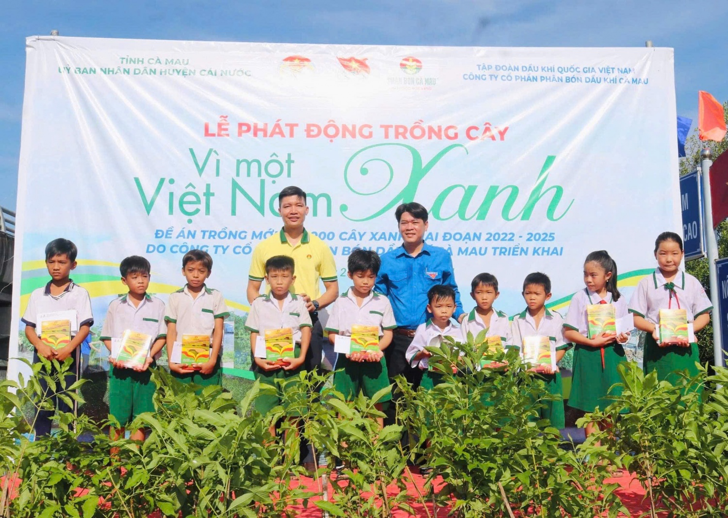 Phân bón Cà Mau thực hiện chuỗi an sinh xã hội tại huyện Cái Nước PVCFC thực hiện chuỗi hoạt động an sinh xã hội tại huyện Cái Nước (Cà Mau)