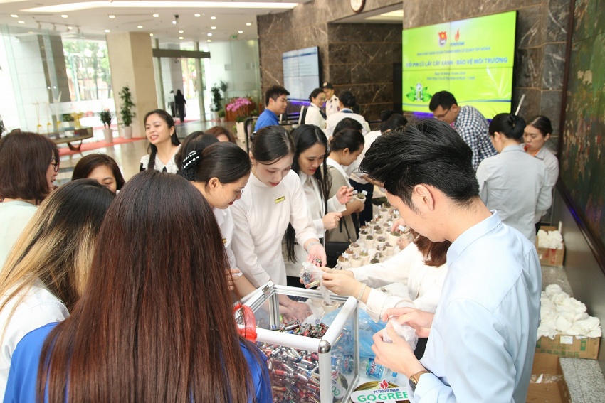 Đông đảo cán bộ, nhân viên hưởng ứng chương trình Đoàn Thanh niên Cơ quan Tập đoàn tổ chức chương trình “Đổi pin cũ lấy cây xanh - Bảo vệ môi trường”