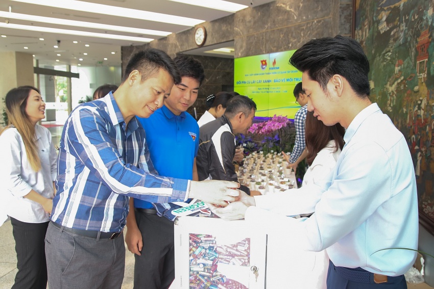 Đoàn Thanh niên Cơ quan Tập đoàn tổ chức chương trình “Đổi pin cũ lấy cây xanh – Bảo vệ môi trường”