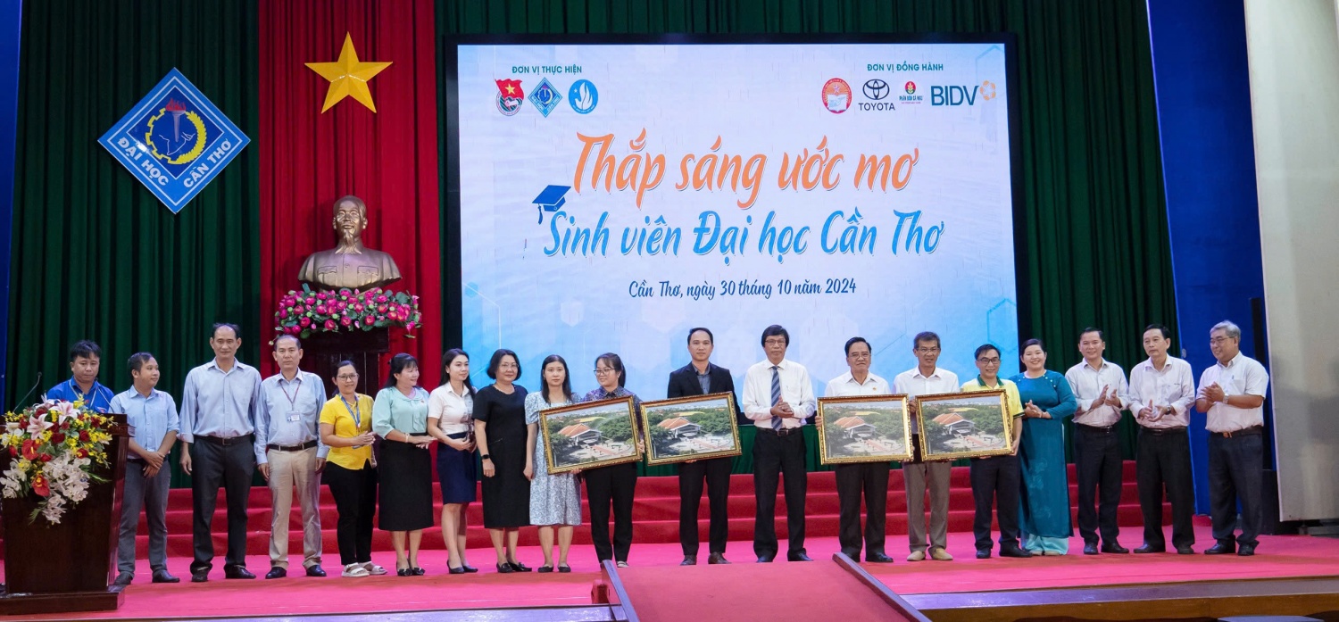 Phân bón Cà Mau trao học bổng “Thắp sáng Ước mơ sinh viên Đại học Cần Thơ” lần thứ VIII Phân bón Cà Mau trao học bổng “Thắp sáng Ước mơ sinh viên Đại học Cần Thơ” lần thứ VIII