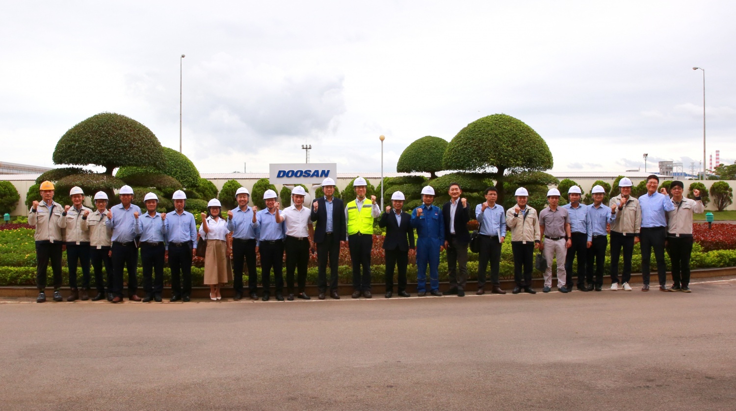 Phó Tổng Giám đốc BSR Mai Tuấn và đoàn công tác BSR khảo sát thực tế công trường chế tạo các thiết bị siêu trường, siêu trọng ở Doosan Vina. Phó Tổng Giám đốc BSR Mai Tuấn và đoàn công tác BSR khảo sát thực tế công trường chế tạo các thiết bị siêu trường, siêu trọng ở Doosan Vina.