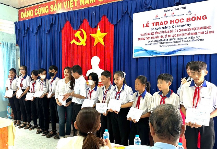 Dự án Khí Lô B trao học bổng cho học sinh có hoàn cảnh khó khăn Dự án Khí Lô B trao học bổng cho học sinh có hoàn cảnh khó khăn
