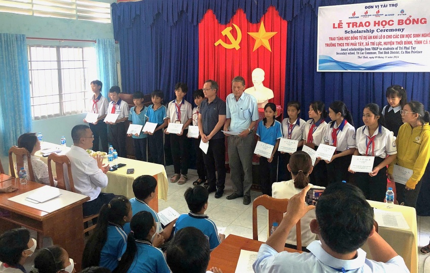 Dự án Khí Lô B trao học bổng cho học sinh có hoàn cảnh khó khăn Dự án Khí Lô B trao học bổng cho học sinh có hoàn cảnh khó khăn