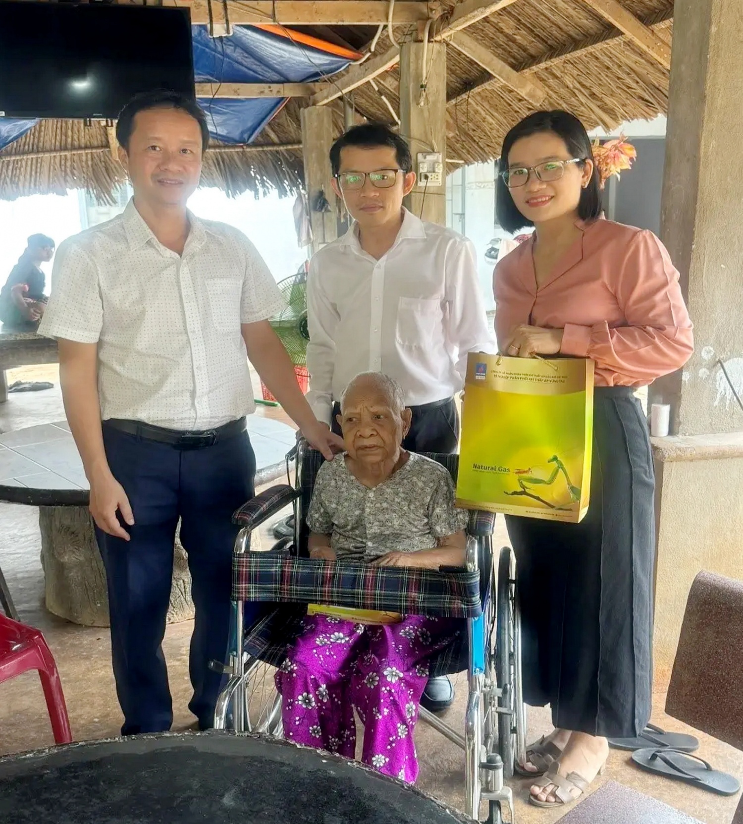 Công đoàn XNVT thăm và tặng quà Mẹ Dương Thị Đành Công đoàn XNVT thăm và tặng quà Mẹ Dương Thị Đành
