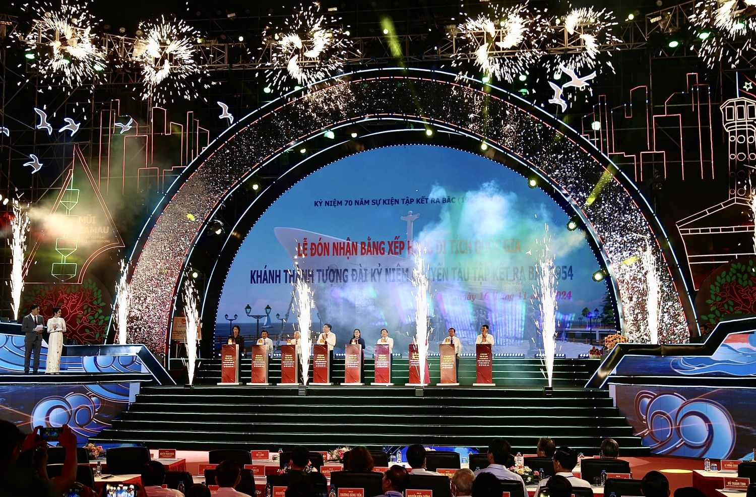 Ấn tượng chương trình Kỷ niệm 70 năm “Tập kết ra bắc – Tình sâu nghĩa nặng” Ấn tượng chương trình Kỷ niệm 70 năm “Tập kết ra bắc – Tình sâu nghĩa nặng”