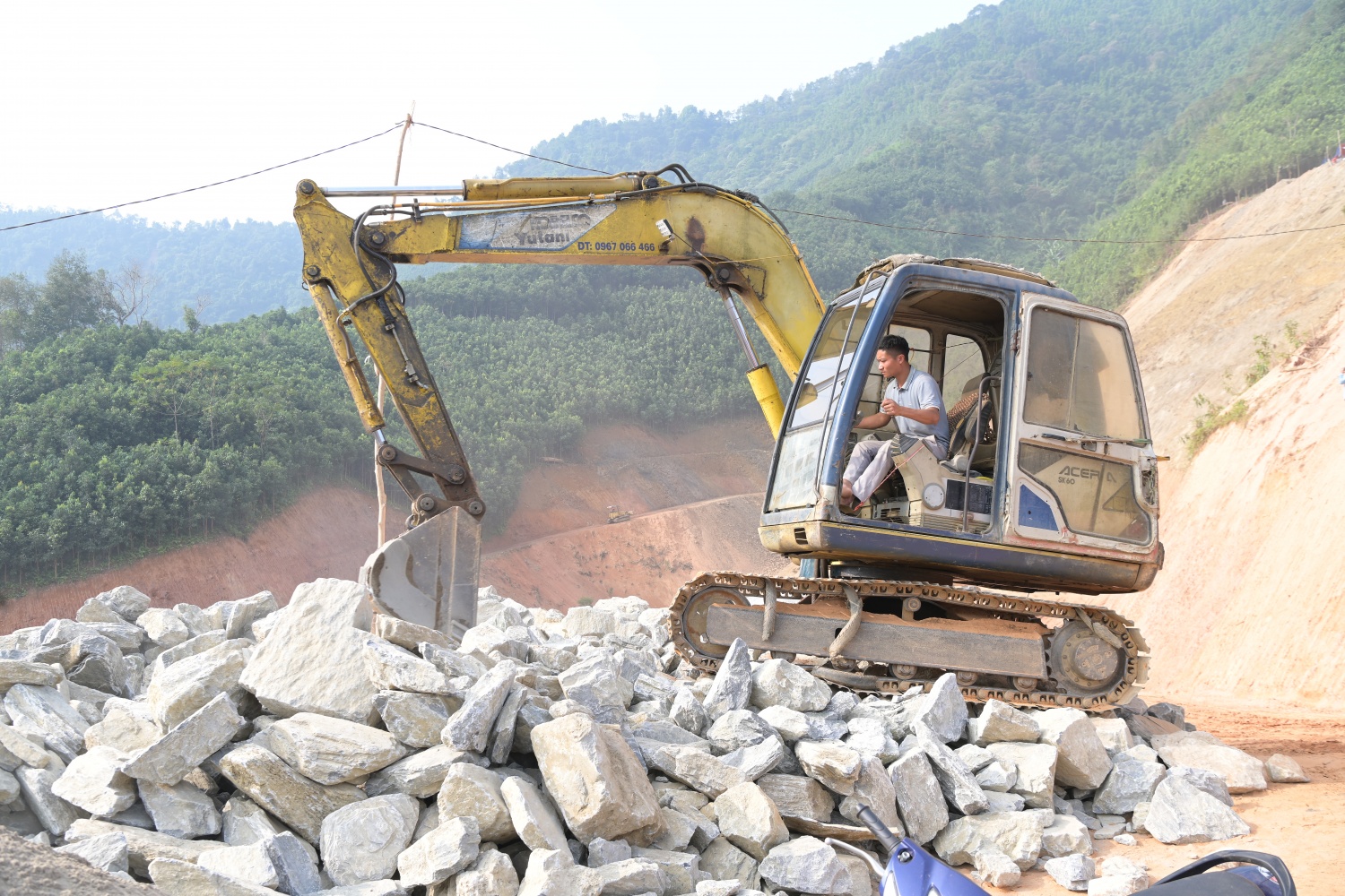 Đoàn kết, chung sức đảm bảo tiến độ thi công dự án tái thiết thôn Kho Vàng Đoàn kết, chung sức đảm bảo tiến độ thi công dự án tái thiết thôn Kho Vàng