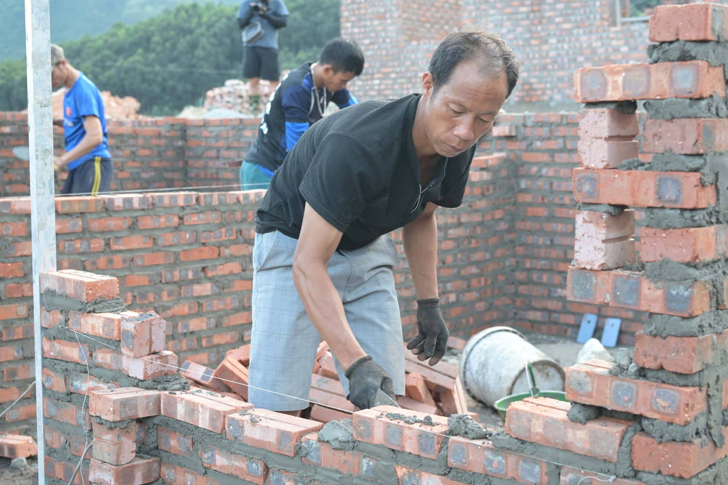 Đoàn kết, chung sức đảm bảo tiến độ thi công dự án tái thiết thôn Kho Vàng Đoàn kết, chung sức đảm bảo tiến độ thi công dự án tái thiết thôn Kho Vàng
