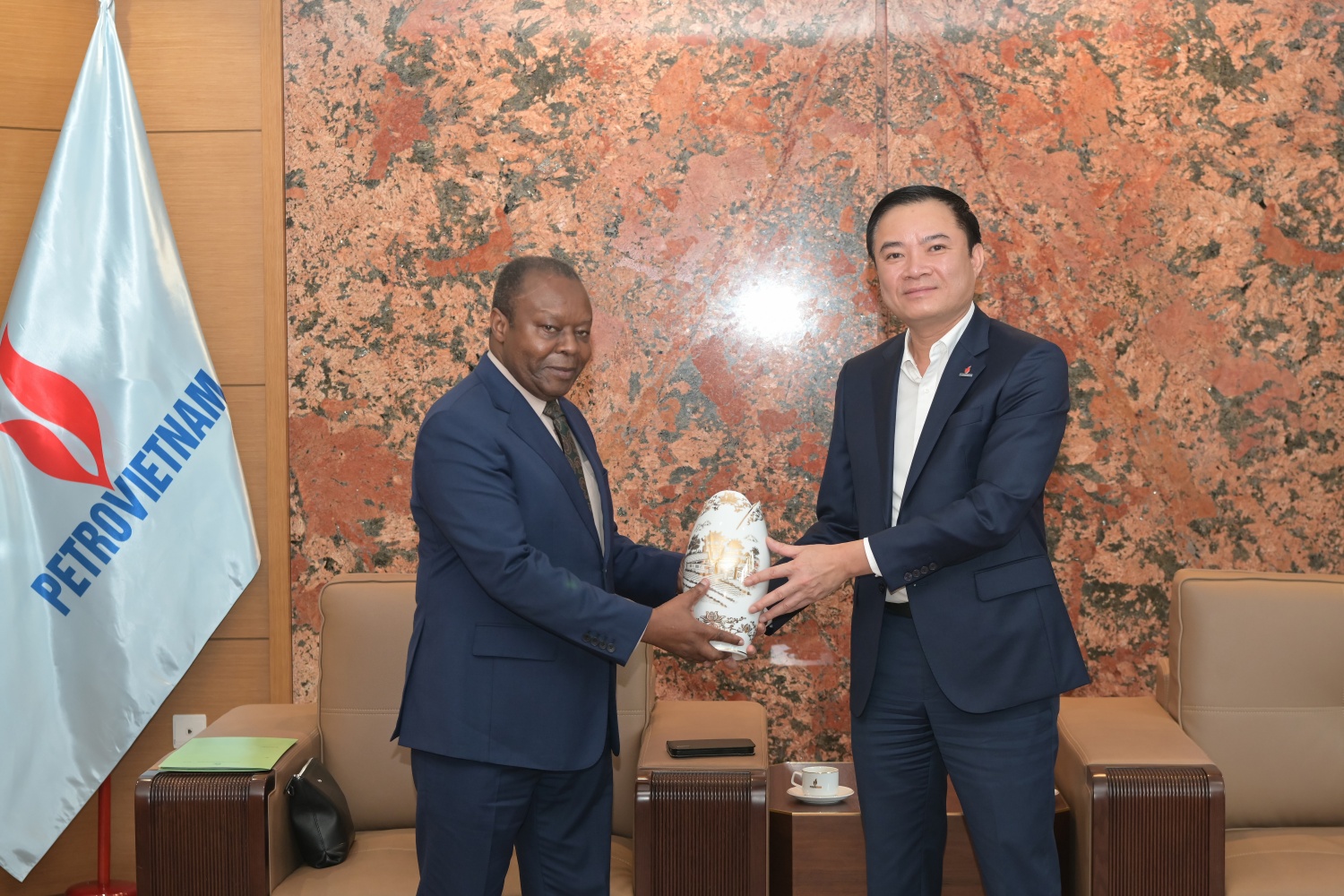 Tổng Giám đốc Petrovietnam Lê Ngọc Sơn tặng quà lưu niệm cho Ngài Đại sứ Angola Tổng Giám đốc Petrovietnam Lê Ngọc Sơn tặng quà lưu niệm cho Ngài Đại sứ Angola