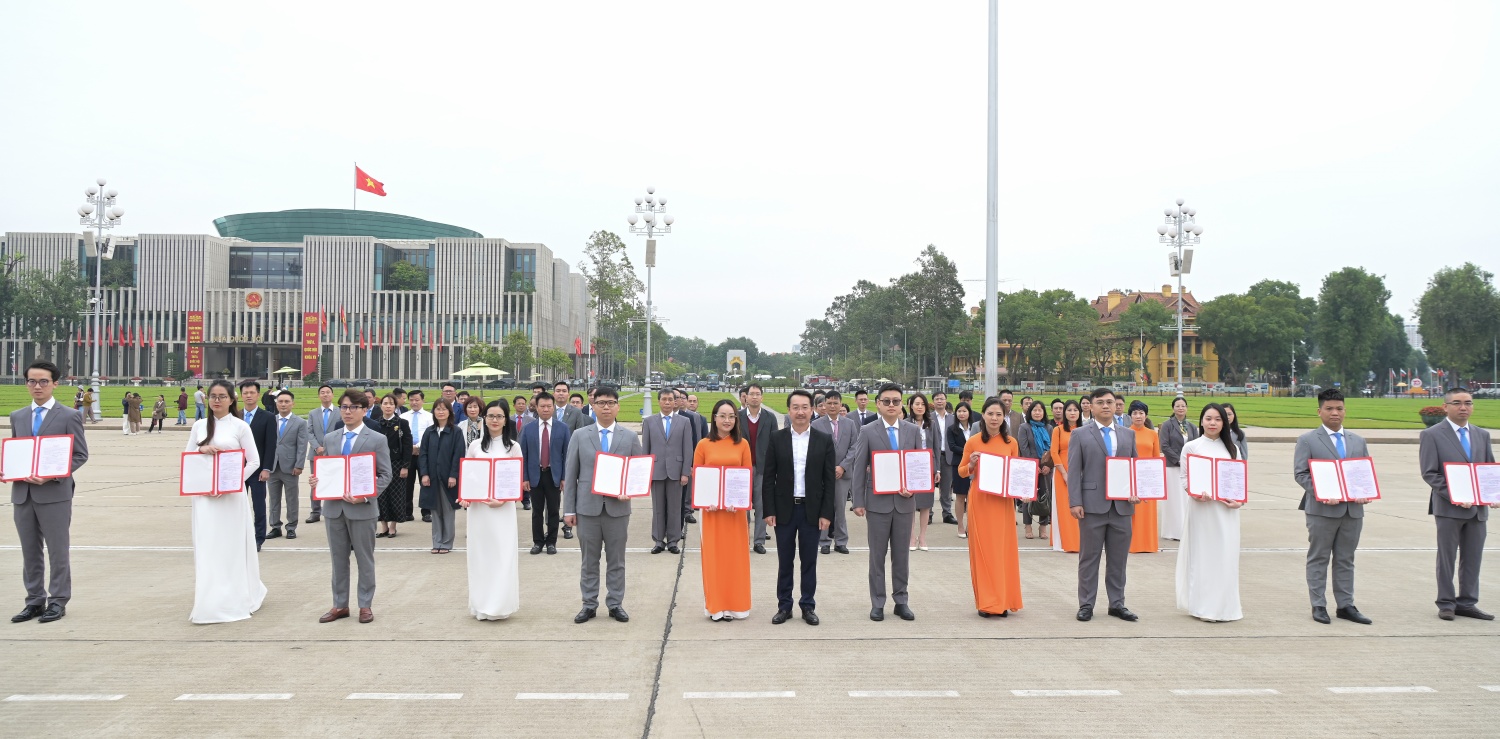 Tại buổi Lễ, đồng chí Nguyễn Thiện Bảo - Bí thư Đảng ủy, Chủ tịch Hội đồng Thành viên PVEP đã trao quyết định kết nạp đảng cho 12 quần chúng ưu tú Tại buổi Lễ, đồng chí Nguyễn Thiện Bảo - Bí thư Đảng ủy, Chủ tịch Hội đồng Thành viên PVEP đã trao quyết định kết nạp đảng cho 12 quần chúng ưu tú