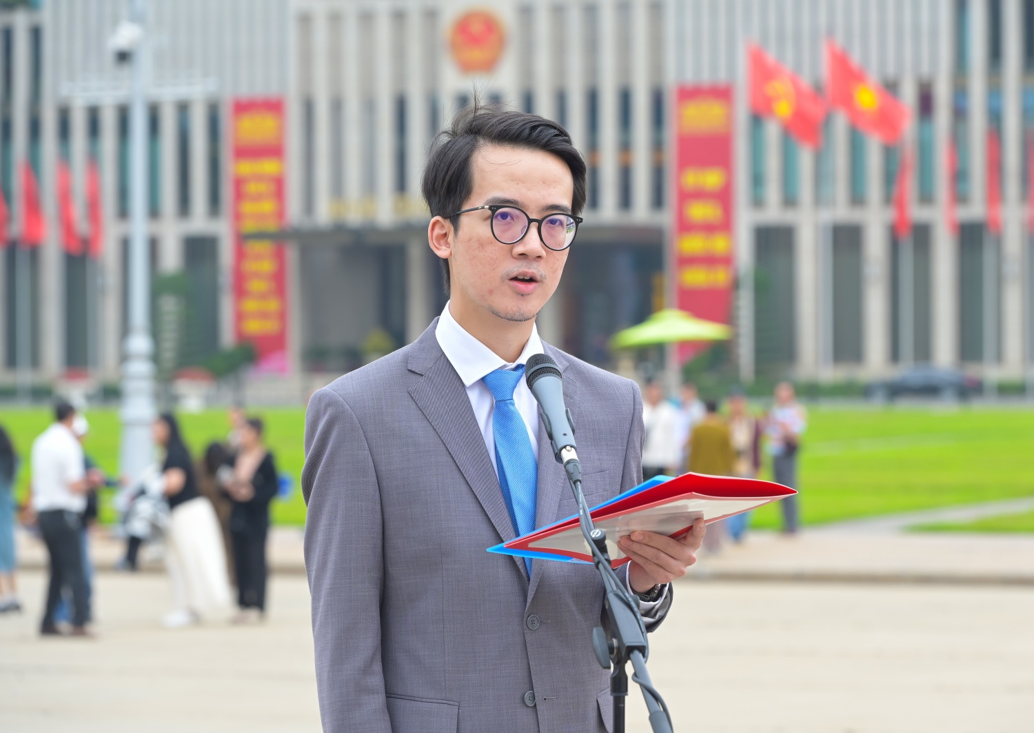 Đảng ủy PVEP báo công dâng Bác và kết nạp đảng viên mới Đảng ủy PVEP báo công dâng Bác và kết nạp đảng viên mới