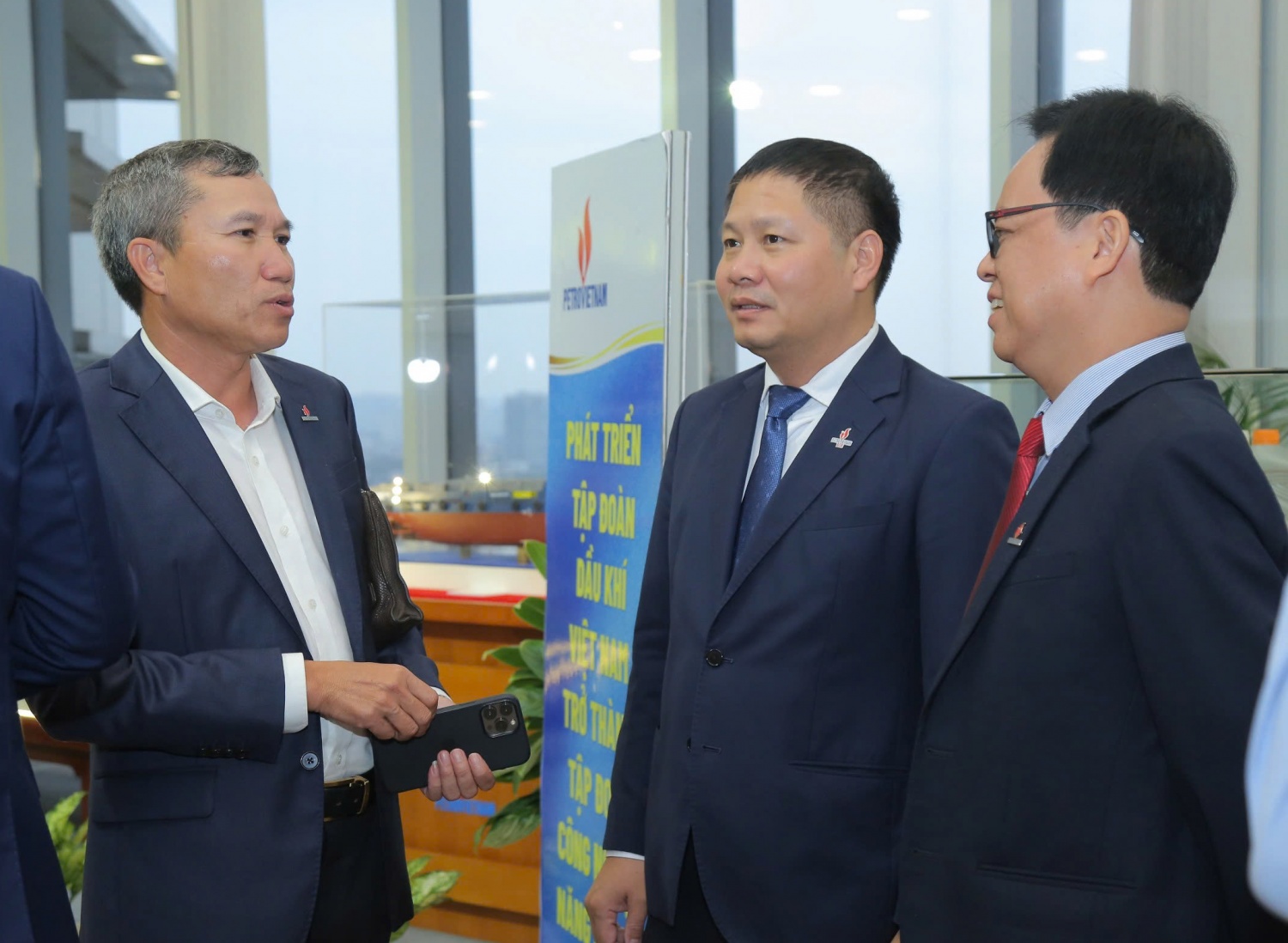 Petrovietnam gặp mặt kỷ niệm 63 năm ngày truyền thống ngành Dầu khí Việt Nam Petrovietnam gặp mặt kỷ niệm 63 năm ngày truyền thống ngành Dầu khí Việt Nam