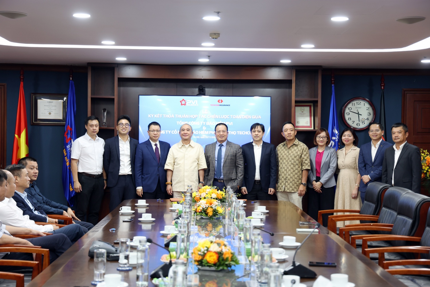 Đại diện lãnh đạo hai bên chụp hình lưu niệm Đại diện lãnh đạo hai bên chụp hình lưu niệm