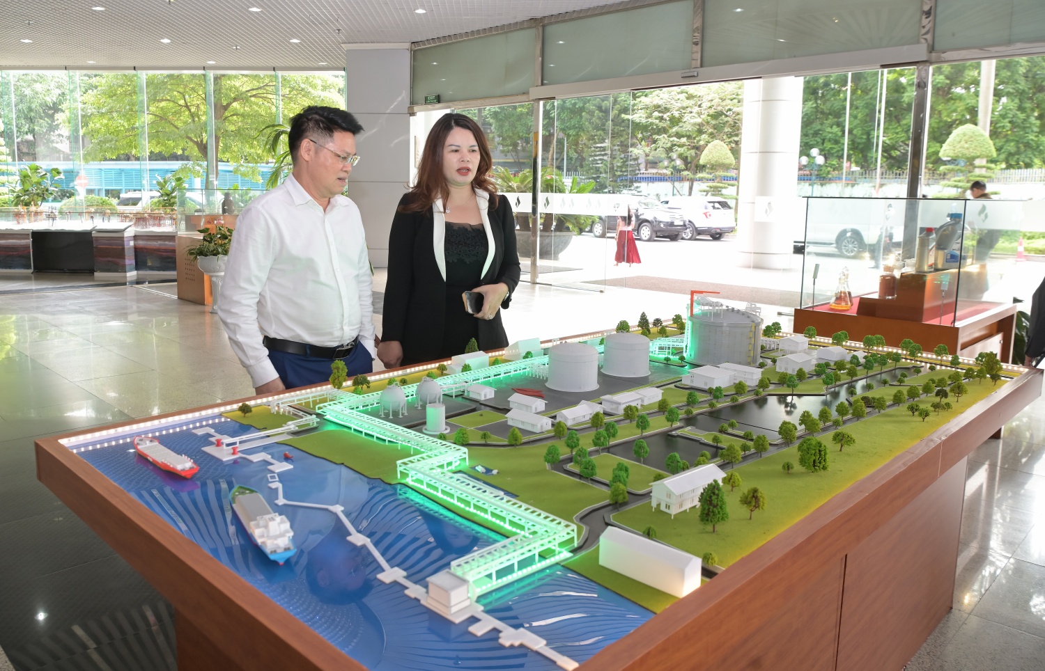 Sinh viên Học viện Ngân hàng tìm hiểu thực tế công tác xây dựng văn hóa doanh nghiệp tại VPI và PV Power Sinh viên Học viện Ngân hàng tìm hiểu thực tế công tác xây dựng văn hóa doanh nghiệp tại VPI và PV Power