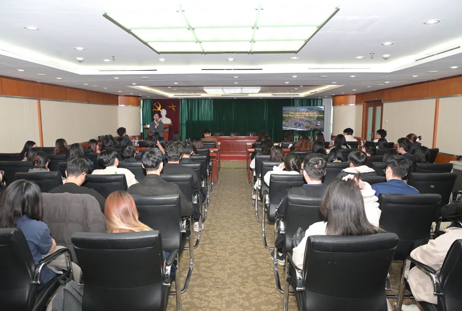 Giảng viên và sinh viên Học viện Ngân hàng tham dự buổi giới thiệu về PV Power Giảng viên và sinh viên Học viện Ngân hàng tham dự buổi giới thiệu về PV Power