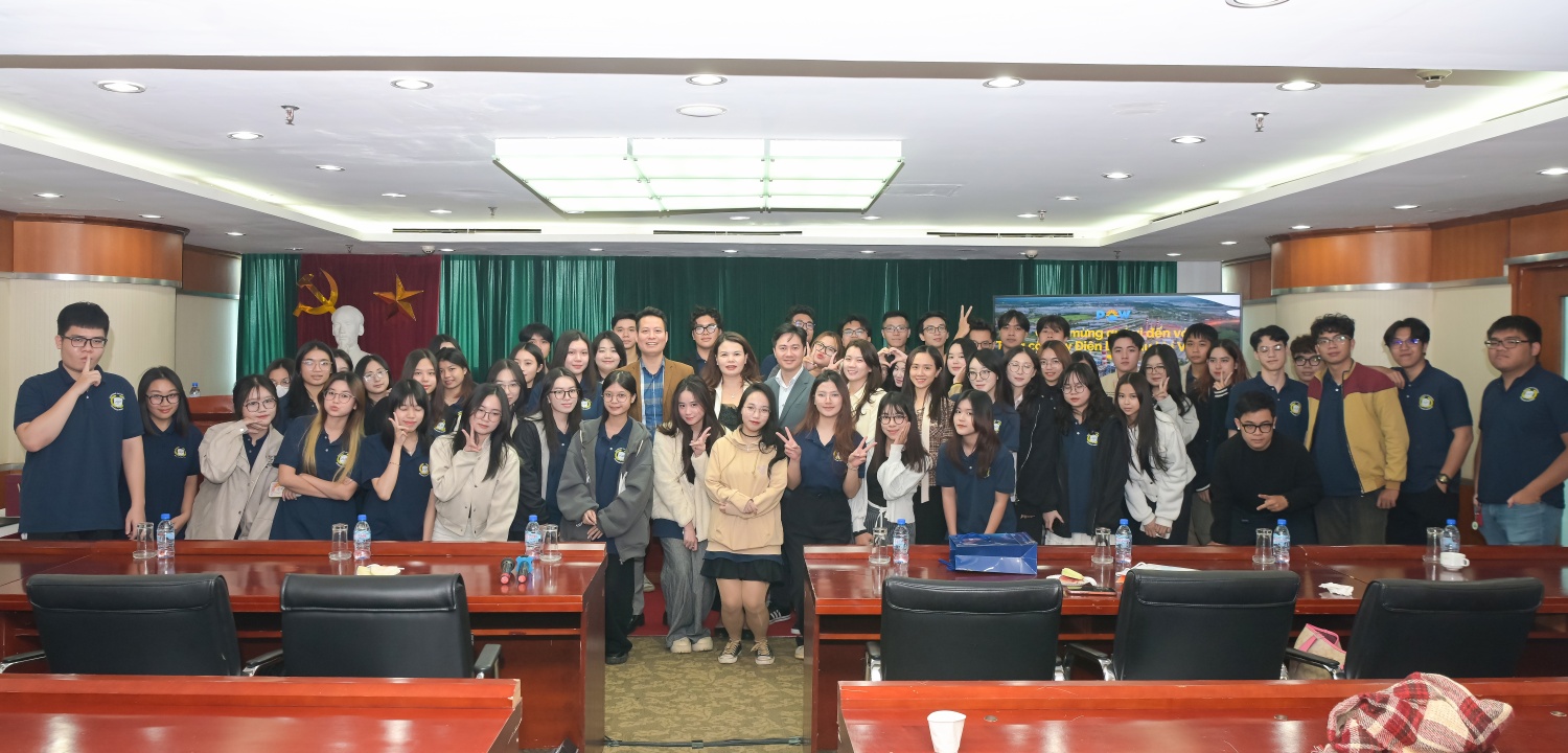 Các đại biểu cùng giảng viên, sinh viên Học viện Ngân hàng chụp ảnh lưu niệm Các đại biểu cùng giảng viên, sinh viên Học viện Ngân hàng chụp ảnh lưu niệm