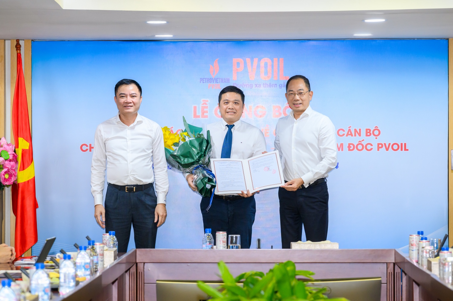 Đ/c Lê Ngọc Sơn - Phó Bí thư Đảng ủy, Tổng Giám đốc PVN (bên trái); đ/c Cao Hoài Dương - Bí thư Đảng ủy, Chủ tịch HĐQT PVOIL (bên phải) trao quyết định và tặng hoa chúc mừng đ/c Nguyễn Đăng Trình nhận nhiệm vụ Tổng Giám đốc PVOIL. Đ/c Lê Ngọc Sơn - Phó Bí thư Đảng ủy, Tổng Giám đốc PVN (bên trái); đ/c Cao Hoài Dương - Bí thư Đảng ủy, Chủ tịch HĐQT PVOIL (bên phải) trao quyết định và tặng hoa chúc mừng đ/c Nguyễn Đăng Trình nhận nhiệm vụ Tổng Giám đốc PVOIL.