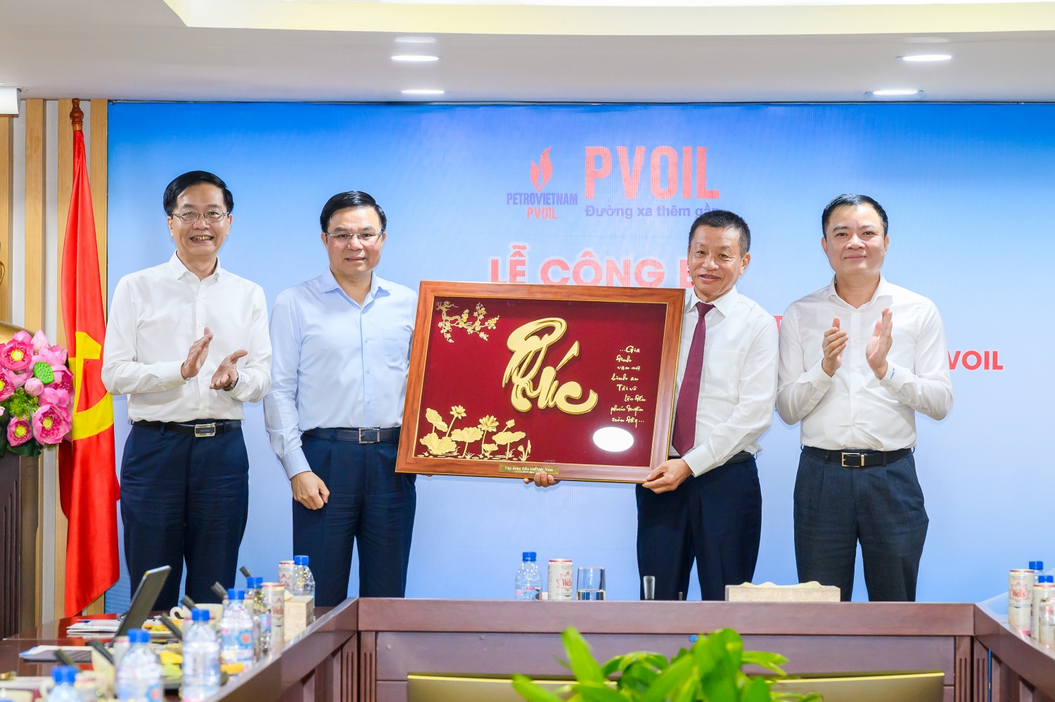 Đ/c Lê Mạnh Hùng - Bí thư Đảng ủy, Chủ tịch HĐTV PVN (thứ hai bên trái qua); đ/c Lê Ngọc Sơn - Phó Bí thư Đảng ủy, Tổng Giám đốc PVN (thứ nhất bên phải); đ/c Trần Quang Dũng - Phó Bí thư thường trực Đảng ủy Tập đoàn (thứ nhất bên trái) tặng quà tri ân đ/c Đoàn Văn Nhuộm Đ/c Lê Mạnh Hùng - Bí thư Đảng ủy, Chủ tịch HĐTV PVN (thứ hai bên trái qua); đ/c Lê Ngọc Sơn - Phó Bí thư Đảng ủy, Tổng Giám đốc PVN (thứ nhất bên phải); đ/c Trần Quang Dũng - Phó Bí thư thường trực Đảng ủy Tập đoàn (thứ nhất bên trái) tặng quà tri ân đ/c Đoàn Văn Nhuộm