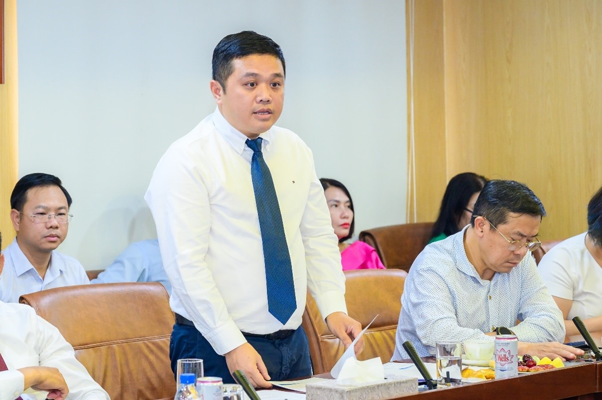 Đ/c Nguyễn Đăng Trình - Phó Bí thư Đảng ủy, Tổng Giám đốc Tổng công ty báo cáo lãnh đạo Tập đoàn tại buổi làm việc Đ/c Nguyễn Đăng Trình - Phó Bí thư Đảng ủy, Tổng Giám đốc Tổng công ty báo cáo lãnh đạo Tập đoàn tại buổi làm việc