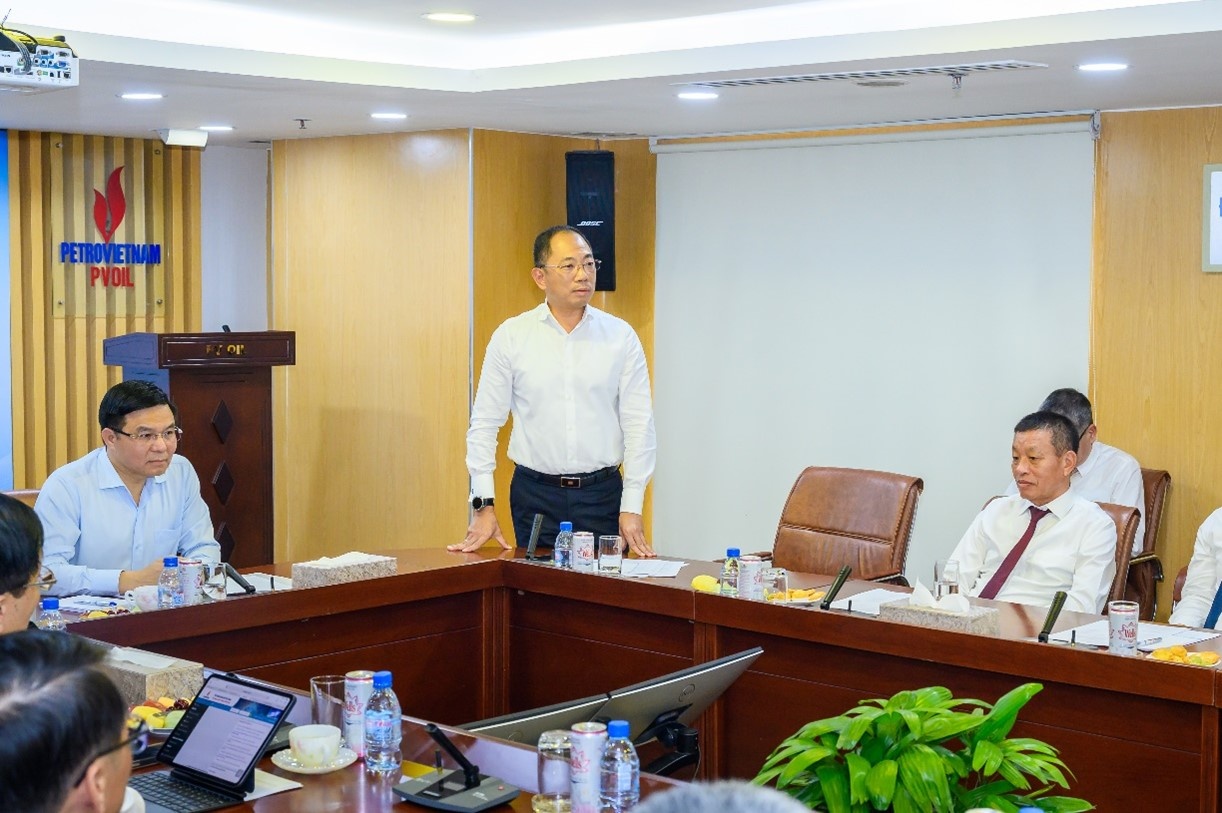 Đ/c Cao Hoài Dương - Bí thư Đảng ủy, Chủ tịch HĐQT Tổng công ty báo cáo lãnh đạo Tập đoàn tại buổi làm việc Đ/c Cao Hoài Dương - Bí thư Đảng ủy, Chủ tịch HĐQT Tổng công ty báo cáo lãnh đạo Tập đoàn tại buổi làm việc
