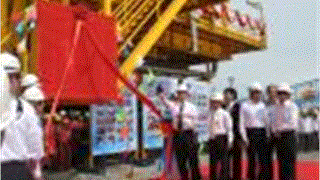 Gắn biển giàn khai thác Chim Sáo chào mừng Đại hội Đảng bộ Tập đoàn 