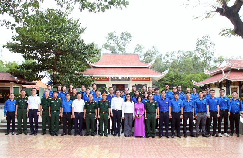 Petrovietnam dâng hương tri ân các Anh hùng liệt sĩ tại Công viên Lê Thị Riêng
