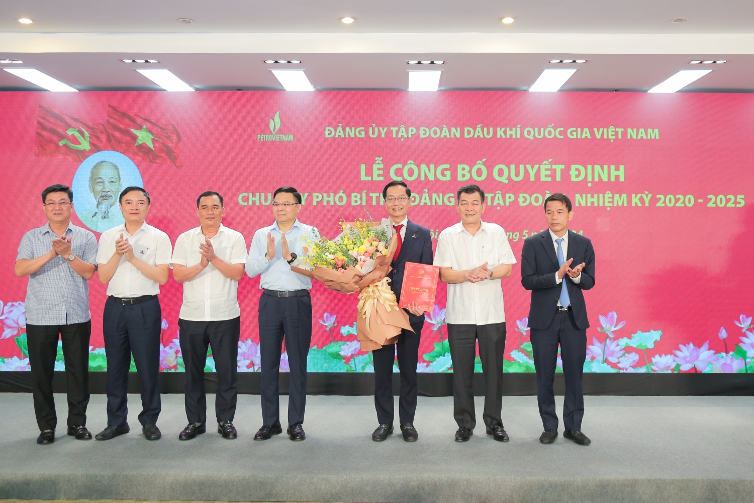 Đảng ủy Tập đoàn Dầu khí Quốc gia Việt Nam công bố và trao quyết định Phó Bí thư Đảng ủy Tập đoàn đối với đồng chí Trần Quang Dũng”